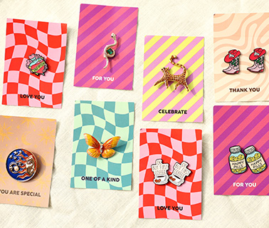 Nieuwe kleurrijke broches, pins en sieradenkaartjes Nieuwe kleurrijke broches, pins en sieradenkaartjes