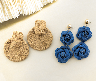 Statement raffia en denim oorbellen