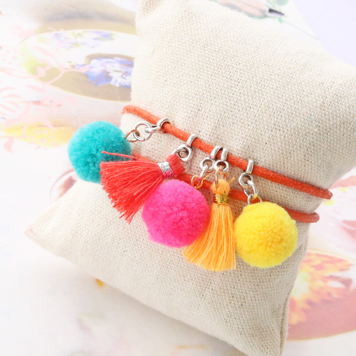 Heerlijke zomerse pompom bedels in de leukste kleuren
