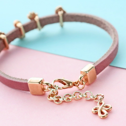 Schattige armbandjes, afgemaakt met bedels, onderdelen en schuivers van DQ metaal