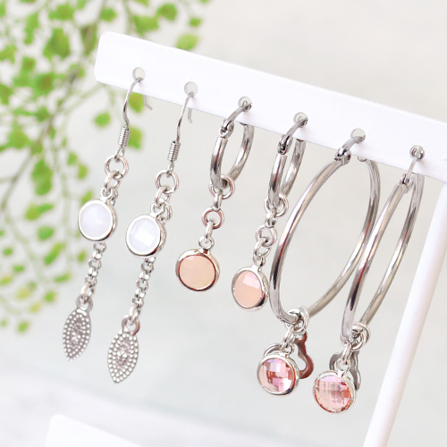 Oorbellen en armbandjes met hangers van crystal glas