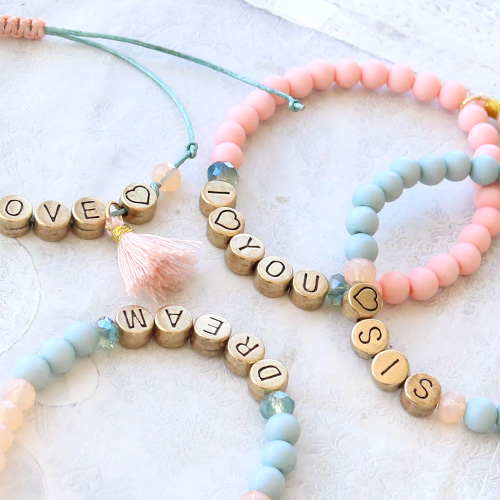 Armbandjes gepersonaliseerd met letterkralen van DQ metaal