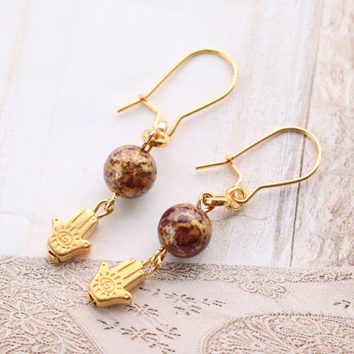 Sieraden met trendkleuren en gouden details van nieuwe jade natuursteen kralen