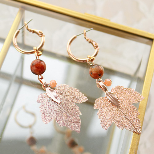 Zo maak je fantastische sieraden met bedels van echte bladeren