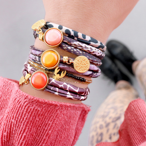 Een armbandje + haarelastiekje in &eacute;&eacute;n van stitched elastisch lint