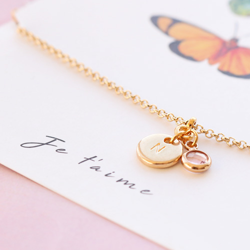 Maak minimalistische sieraden met trendy nieuwe initial bedels