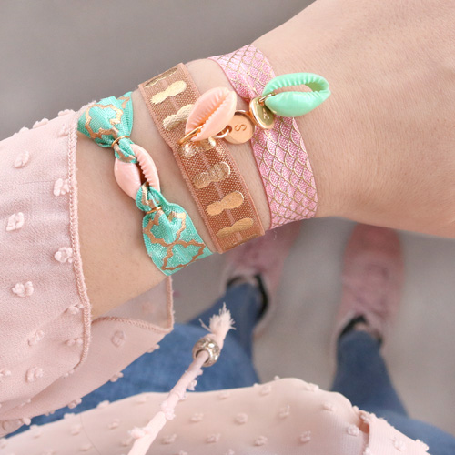Deze armbandjes met elastisch lint maak je in minder dan twee minuten!