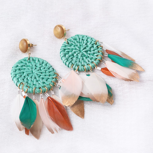 DIY sieraden voor het festival seizoen met veertjes en rotan hangers