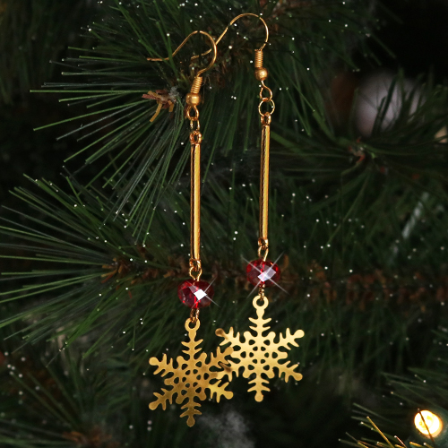 Feestelijke sieraden maken met winter- en kerstbedels.