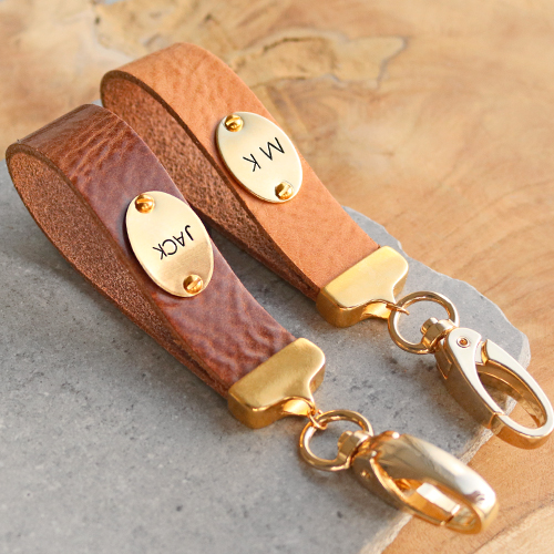 Leren armbanden en sleutelhangers van schitterend DQ leer voor de feestdagen