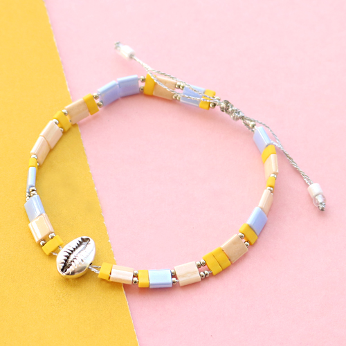 Met de nieuwe Miyuki kralen maak je deze armbanden en oorbellen: