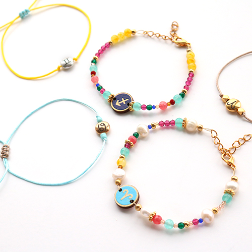 Deze sieraden kun je maken met DQ metalen zodiac kralen en macram&eacute; draad: 