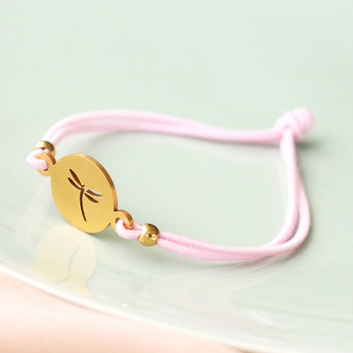 Ga aan de slag met gekleurd elastiek en maak trendy armbanden!