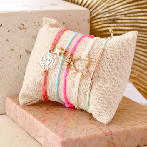 Deze trendy armbanden kun je maken met het nieuwe macram&eacute; draad