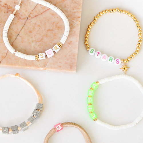 Zie hier hoe je zelf leuke armbanden kunt maken met letterkralen: 