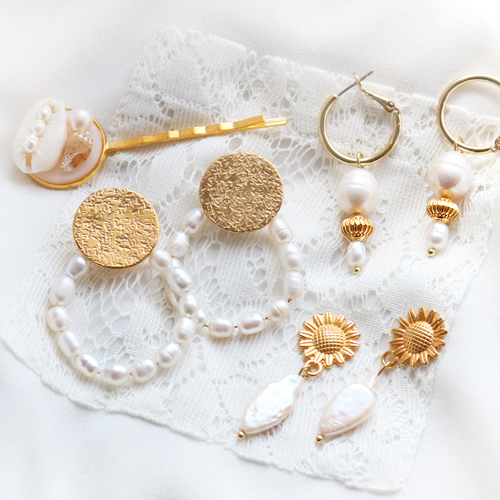 Met zoetwaterparels kun je deze haaraccessoires en oorbellen maken: