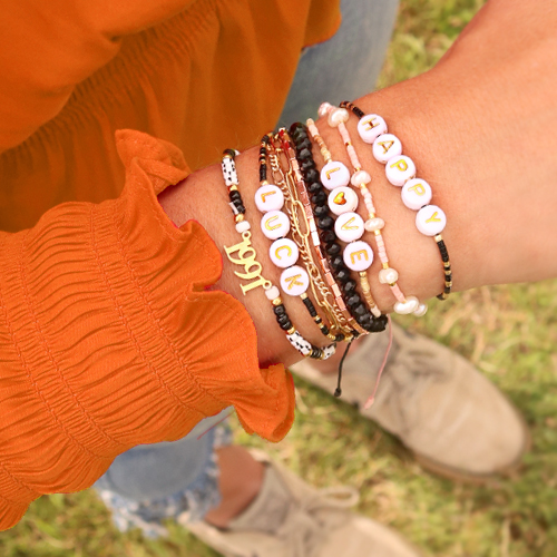 Fijne macram&eacute; armbanden met Miyuki kralen en letterkralen 