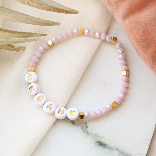  Deze armbanden maak je met de nieuwste acryl letterkralen: 