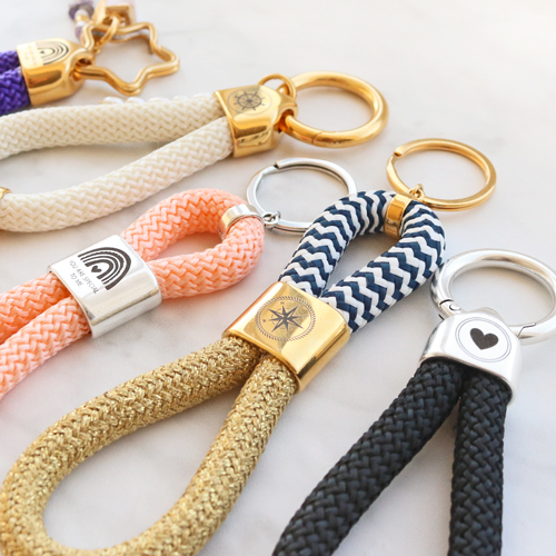 Get inspired!: deze sleutelhangers maak je eenvoudig zelf met de nieuwe eindkappen en schuivers van DQ metaal en koord maritiem! 