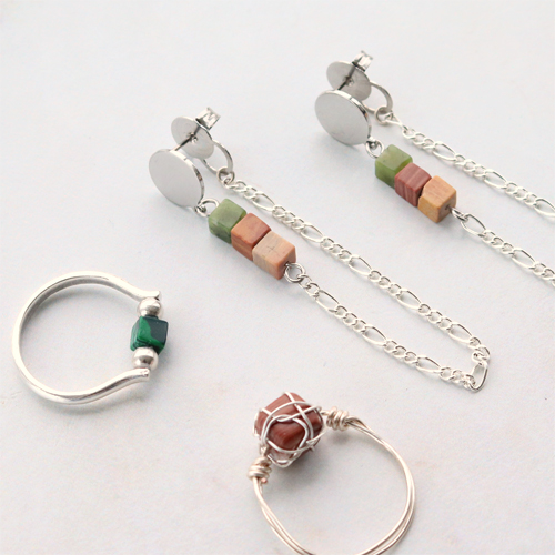 Deze oorbellen en armbanden maak je met de nieuwe natuursteen cube kralen: