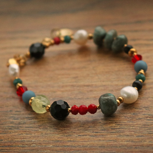 Oorbellen en armbanden maken met diverse soorten kralen doe je zo: