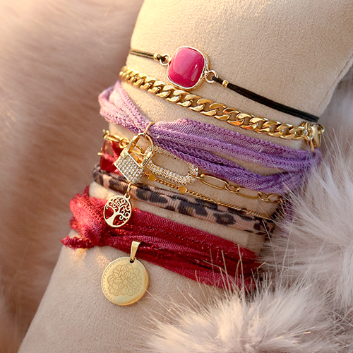 Deze sieraden kun je maken met jasseron, acryl letterkralen, C.U.S lint en diverse kralen en bedels: