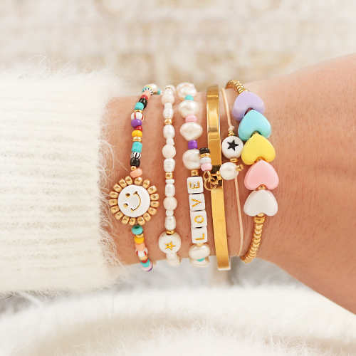 Met acryl letterkralen en zoetwaterparels kun je deze leuke armbanden maken: