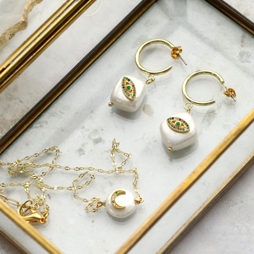 Ga aan de slag en maak de leukste sieraden met de pearl shine schelp items en brass elements zirkonia! 