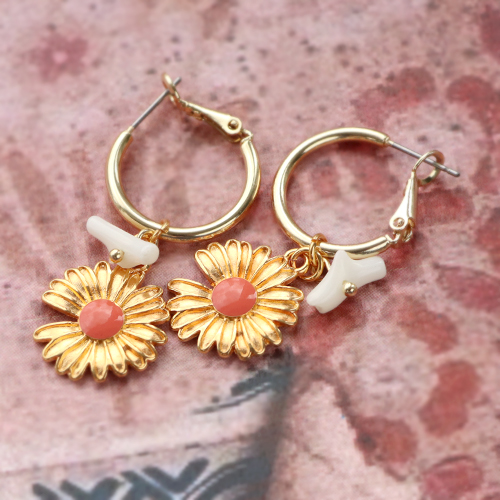 Stijlvolle zomerse sieraden ontwerpen met goudkleurige bloem bedels van DQ metaal 