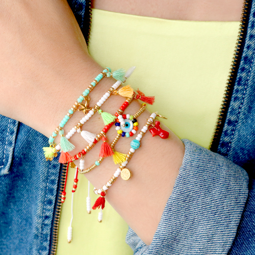 Met de kleurrijke mini kwastjes maak je de vrolijkste zomerse armbanden en enkelbandjes: