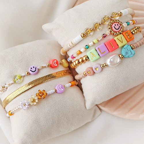 Zo cre&euml;er je in korte tijd vrolijke armbanden