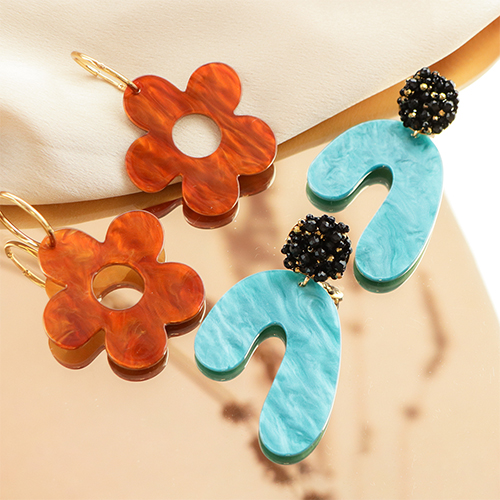 Statement oorbellen cre&euml;ren met resin hangers