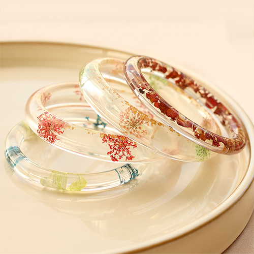 Trendy droogbloem armbanden met bijpassende haarclips