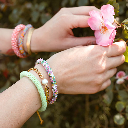 Zo verwerk je facet oorbel onderdelen en armbanden in jouw collectie
