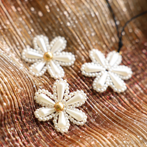 Zo verwerk je hangers van facet flower in feest sieraden