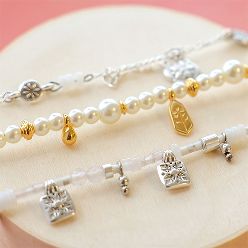 Sieraden inspiratie met metalen bedels DQ