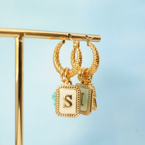 Maak een unieke collectie met stainless steel schelp bedels met letters