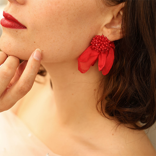 Cre&euml;er een unieke look met bloemen oorbellen