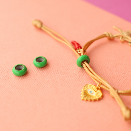 Cre&euml;er kleurrijke armbanden met bead stoppers