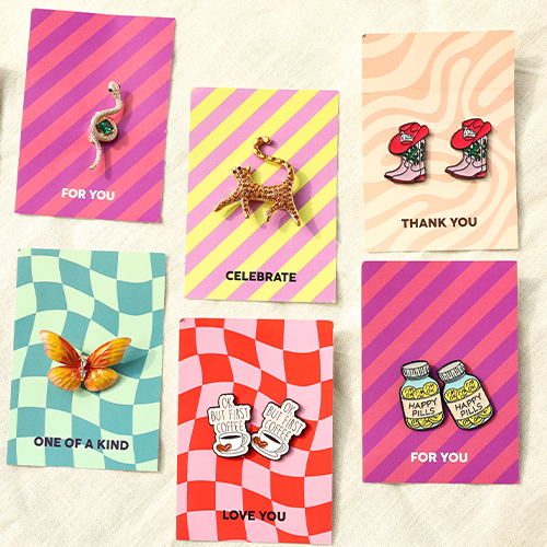 Geef je collectie een speelse touch met onze nieuwe broches en pins