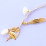 Zomerse zonnebrilkoorden met gouden details en minimalistische oorbellen van stainless steel.