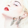 Zomerse zonnebrilkoorden met gouden details en minimalistische oorbellen van stainless steel.