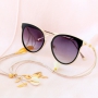 Zomerse zonnebrilkoorden met gouden details en minimalistische oorbellen van stainless steel.