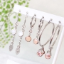Oorbellen en armbandjes met hangers van crystal glas