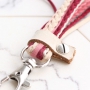 Trendy sieraden van trendy koord plat suede style en DQ metaal 