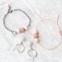 MATCHING armbandjes en oorbellen met kralen van acryl matte met pearl coating + strass kralen