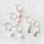 MATCHING armbandjes en oorbellen met kralen van acryl matte met pearl coating + strass kralen