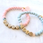 Armbandjes gepersonaliseerd met letterkralen van DQ metaal