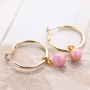 Sieraden met trendkleuren en gouden details van nieuwe jade natuursteen kralen