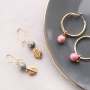 Sieraden met trendkleuren en gouden details van nieuwe jade natuursteen kralen